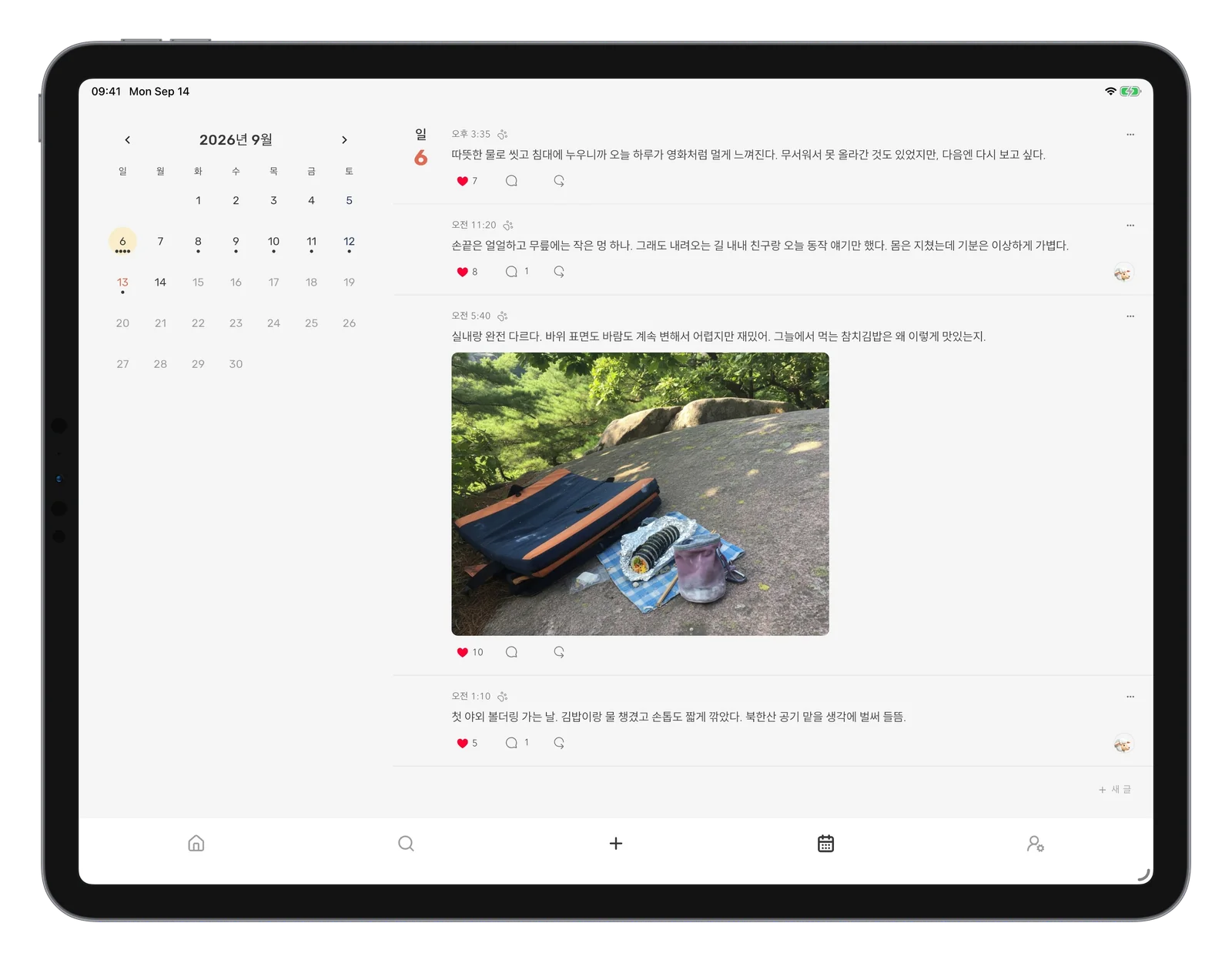 iPad 가로 화면에서 왼쪽에는 달력, 오른쪽에는 일기와 사진이 나란히 보이는 무똥.